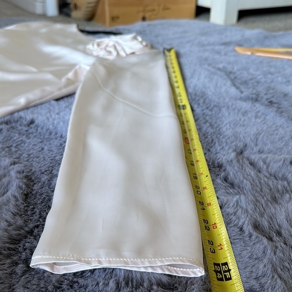 Rachel Zoe Cream champagne front-lined 3d floral statin style blouse size M nwot - Picture 11 of 11